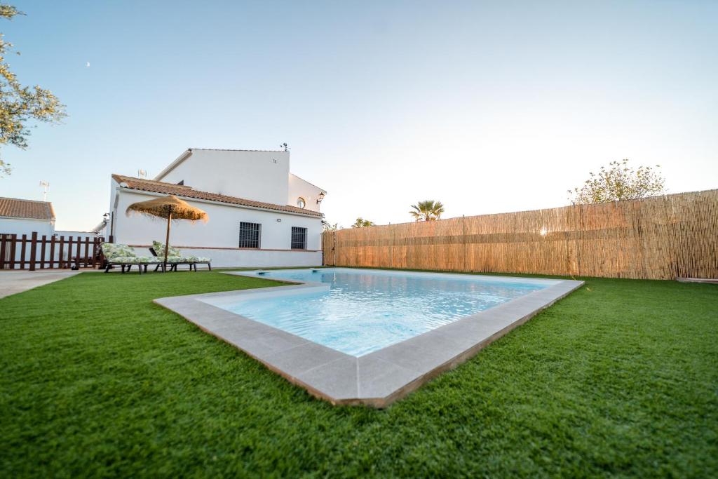 a backyard with a swimming pool and a fence at Villa Colorín in Córdoba