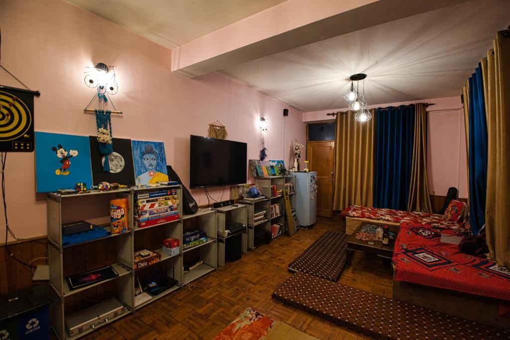 TV a/nebo společenská místnost v ubytování Voyageur Nest