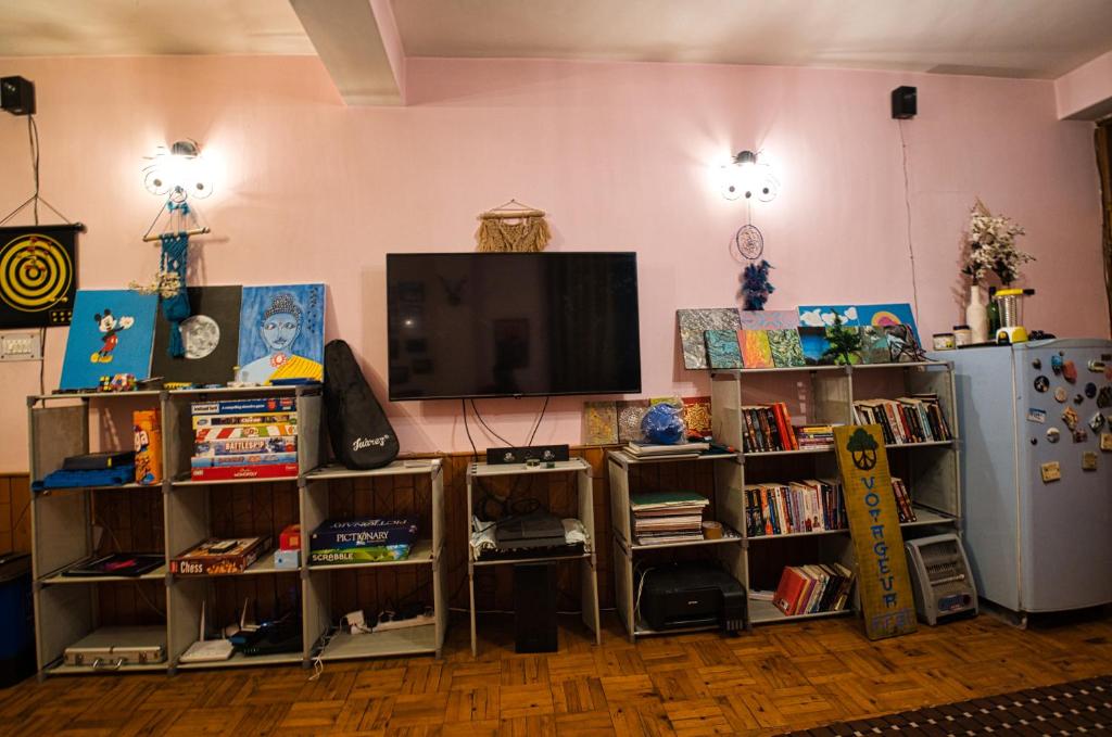TV a/nebo společenská místnost v ubytování Voyageur Nest