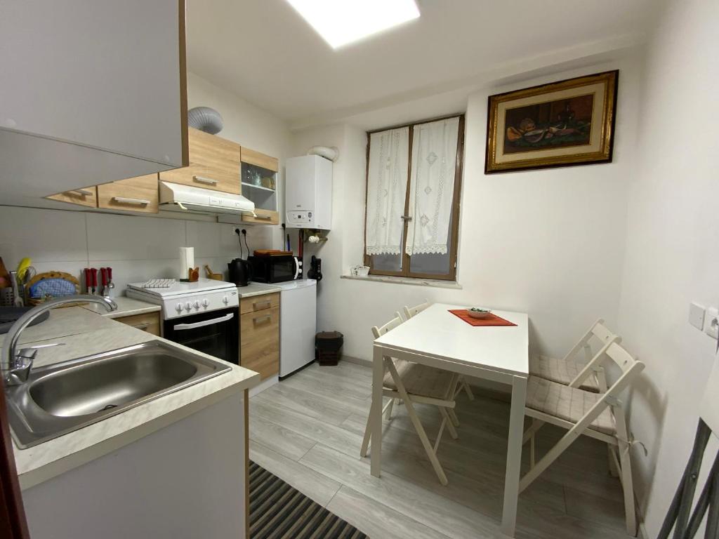 Kuchyňa alebo kuchynka v ubytovaní CASA CAMELIE