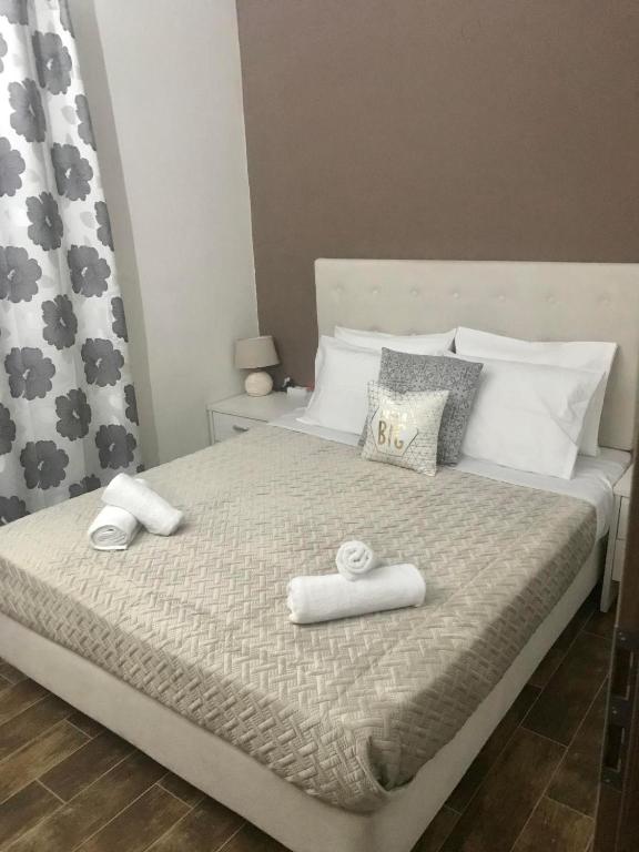 a bedroom with a bed with two towels on it at Sabbia Beach House in Alykes