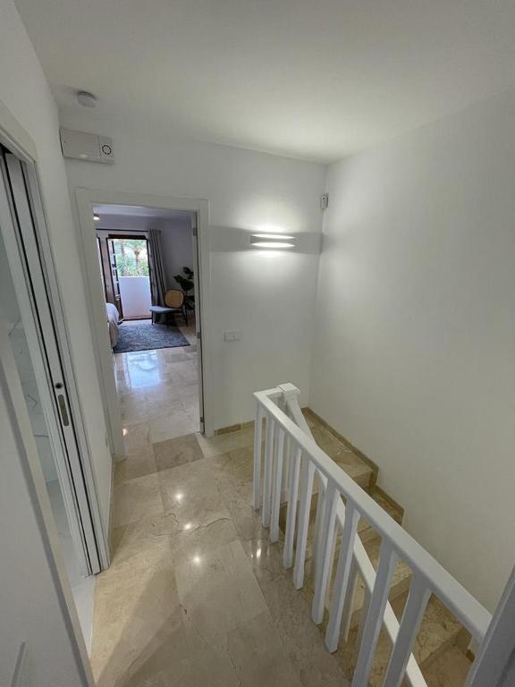 Kép Exquisite NEW townhouse/Front Beach/2BEDR/2,5BATH szállásáról Esteponában a galériában
