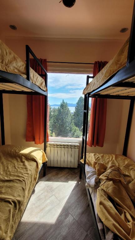מיטה או מיטות קומותיים בחדר ב-Astrolabio Hostel