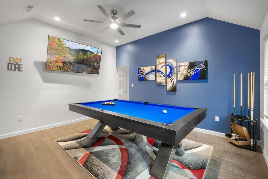 ダラスにあるGorgeous Downtown 4 Bedroomの青い壁の客室内のビリヤード台