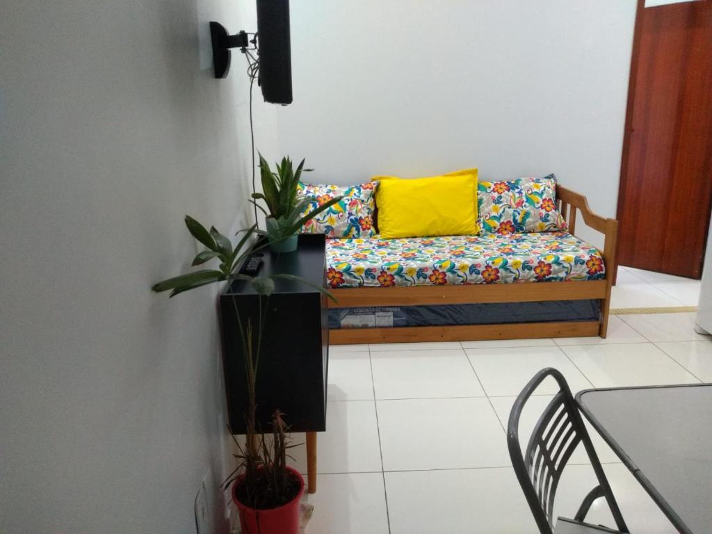 Loft Aconchegante no Centro de Niterói! في نيتيروي: غرفة معيشة مع أريكة ومخدة صفراء