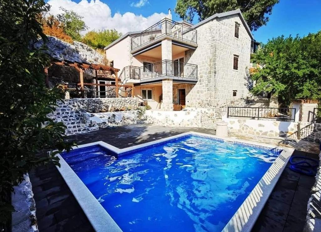 uma piscina em frente a uma casa em Villa Zamudio em Blaca