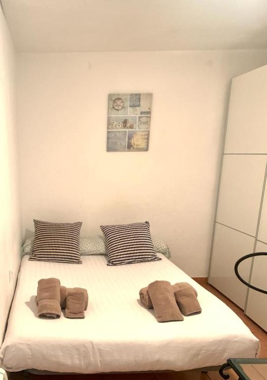 Posteľ alebo postele v izbe v ubytovaní Habitación con Baño Privado en Cadaqués Centro, Casa Nou 1935