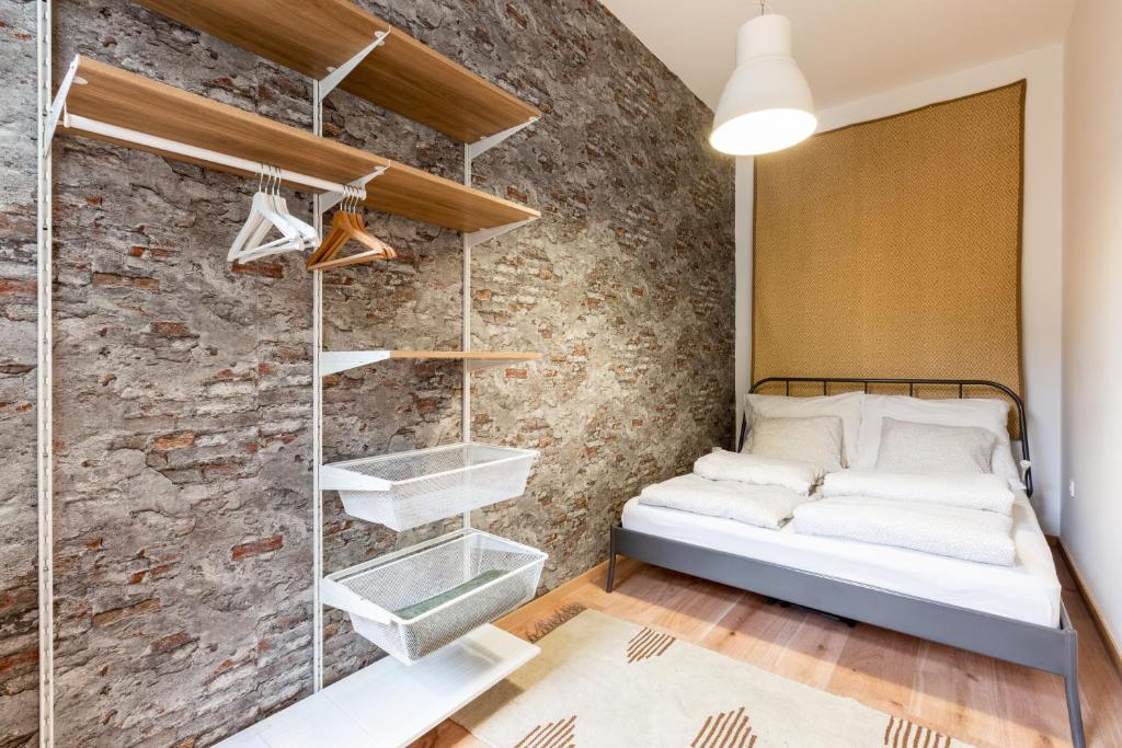 Posteľ alebo postele v izbe v ubytovaní Industrial Style Appartment with AC steps to Gozsdu