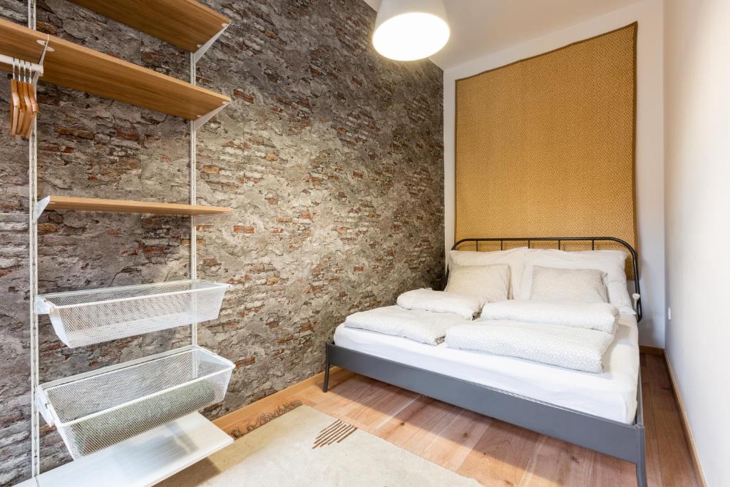 Posteľ alebo postele v izbe v ubytovaní Industrial Style Appartment with AC steps to Gozsdu