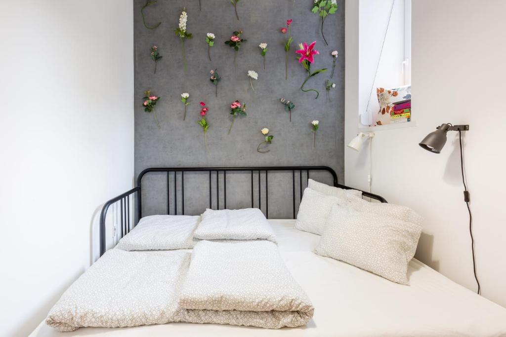 Posteľ alebo postele v izbe v ubytovaní Industrial Style Appartment with AC steps to Gozsdu