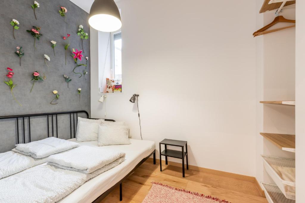 Posteľ alebo postele v izbe v ubytovaní Industrial Style Appartment with AC steps to Gozsdu