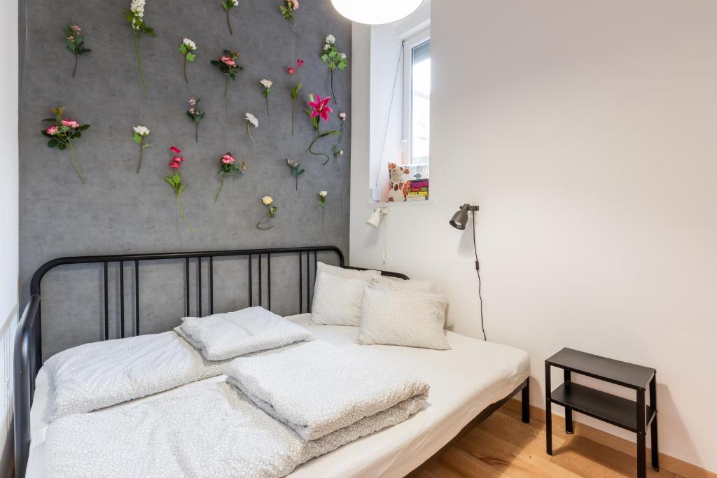 Posteľ alebo postele v izbe v ubytovaní Industrial Style Appartment with AC steps to Gozsdu