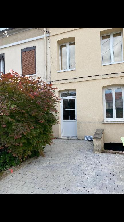 un bâtiment avec un banc devant lui dans l'établissement Maison de ville, à Le Petit-Quevilly