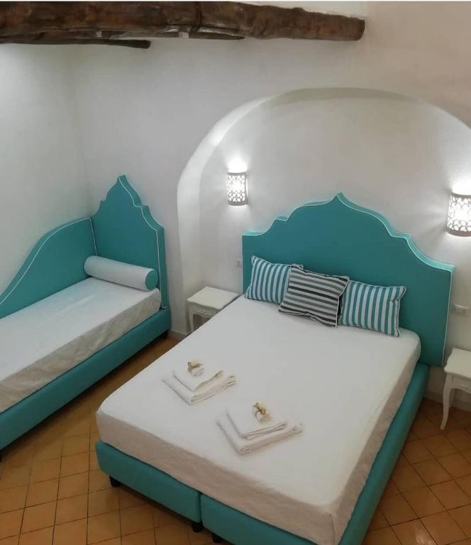 Pokój z 2 łóżkami i kanapą w obiekcie Il sogno di Wagner w mieście Ravello