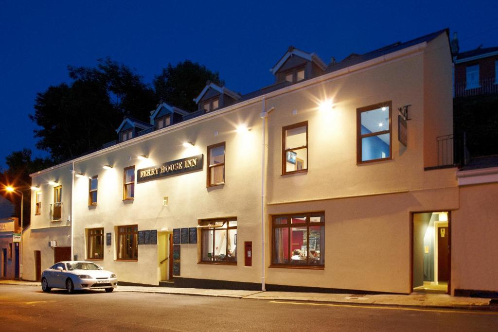 um carro branco estacionado em frente a um edifício em The Ferry House Inn em Plymouth