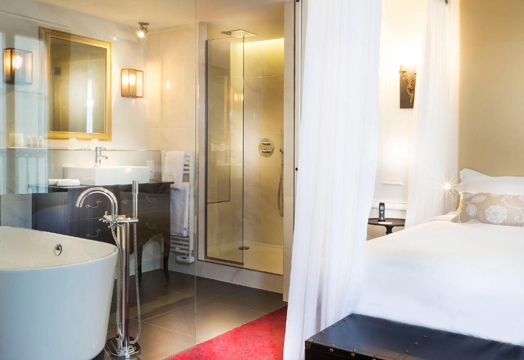 Postel nebo postele na pokoji v ubytování Hôtel Molière