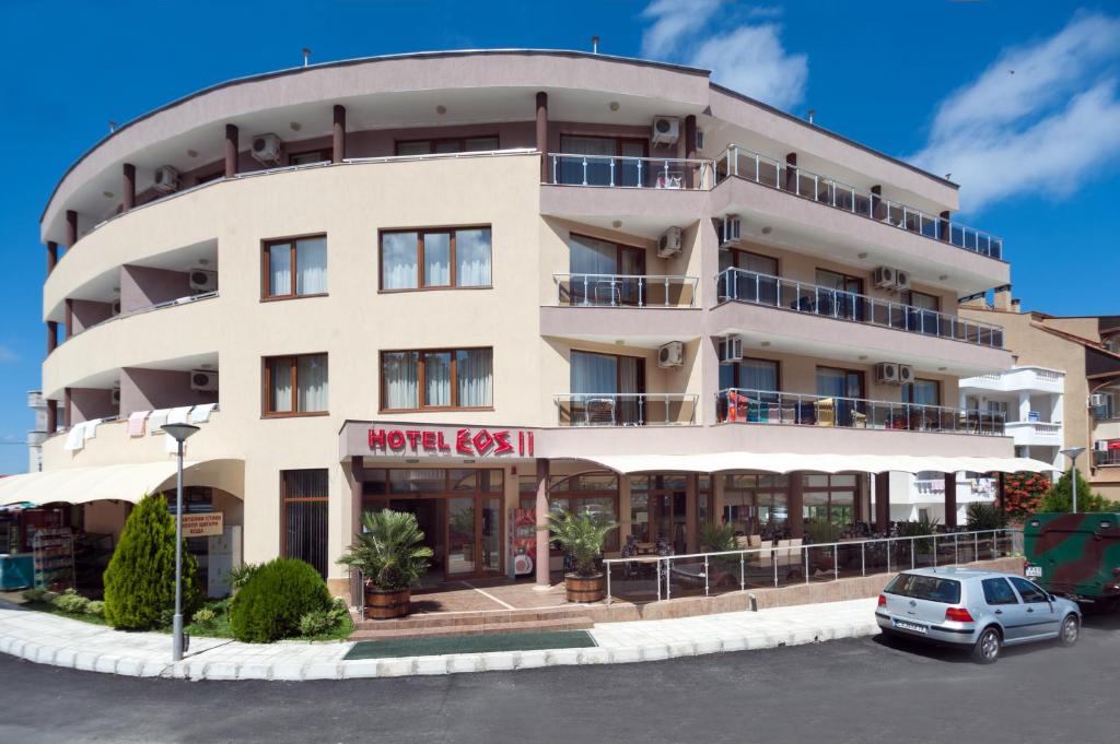 un edificio con un coche aparcado delante de él en Hotel Eos en Kiten