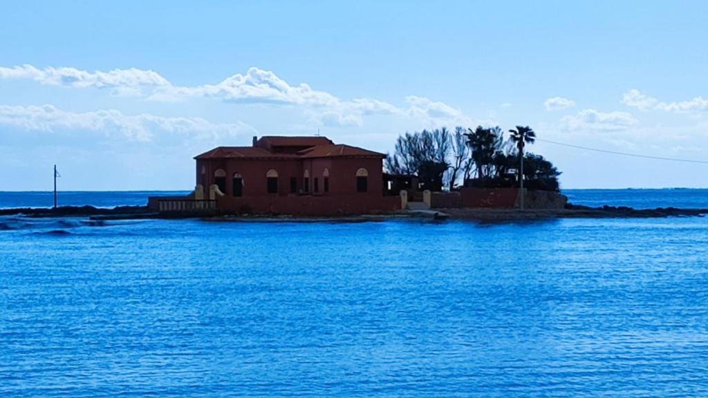 a building on an island in the middle of the water at via dei pini n°63 int. 1 in Marzamemi
