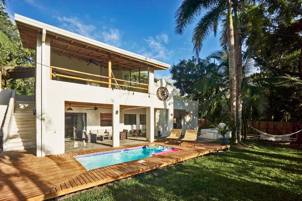 una casa con piscina en el patio en Villa Ananda, en Mal País