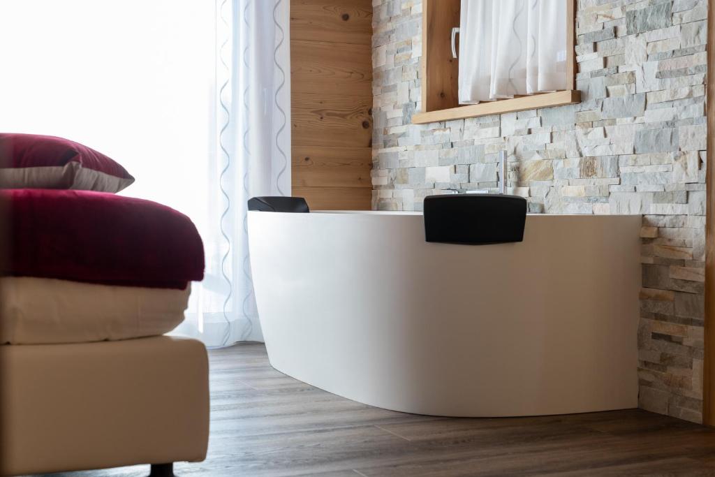 Area soggiorno di Chalet Imbosc'ché - 5 beautiful rooms in charming B&B