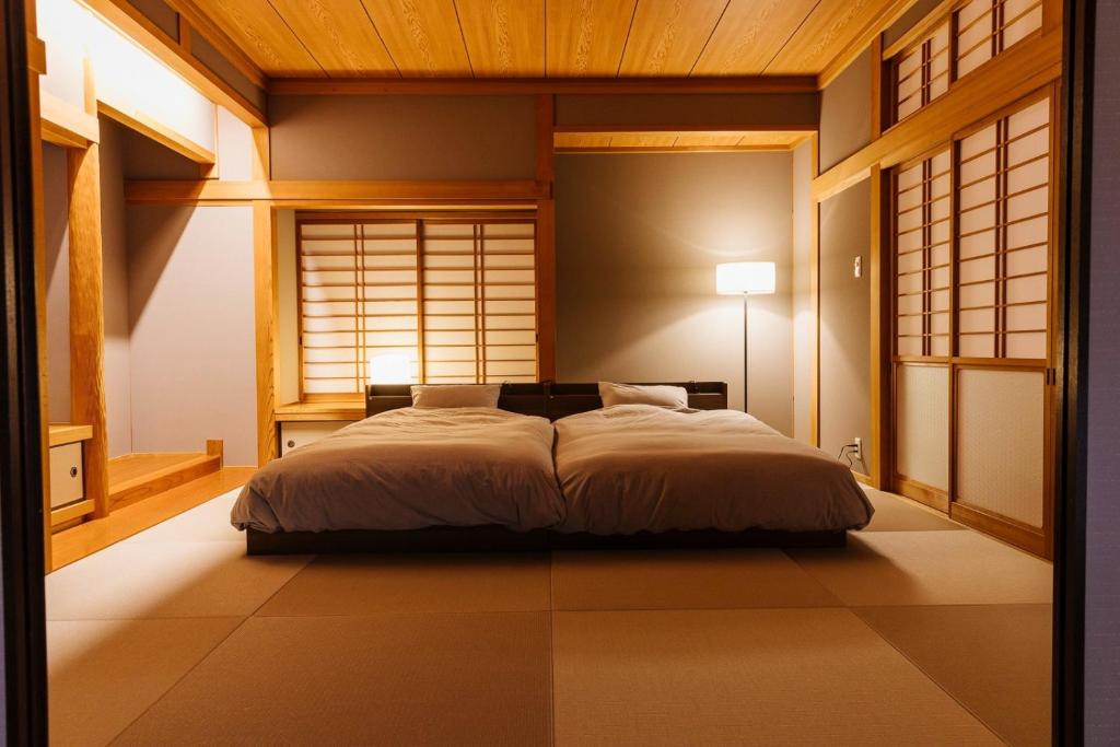 阿蘇市にあるHakusyu - Vacation STAY 11460vのベッドルーム(大型ベッド1台、ランプ付)