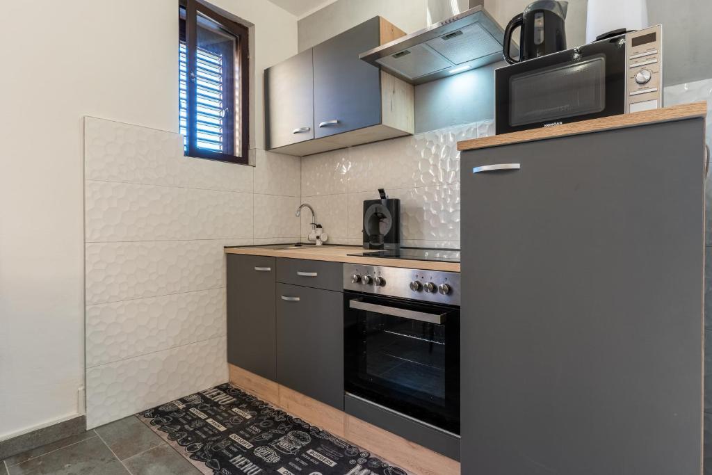 Kuchyň nebo kuchyňský kout v ubytování Apartment Brđanović