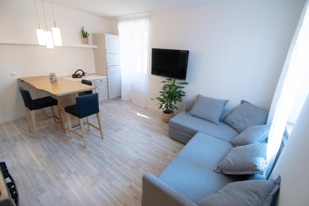 sala de estar con sofá y mesa en Appartamento Trentino, en Molina di Ledro