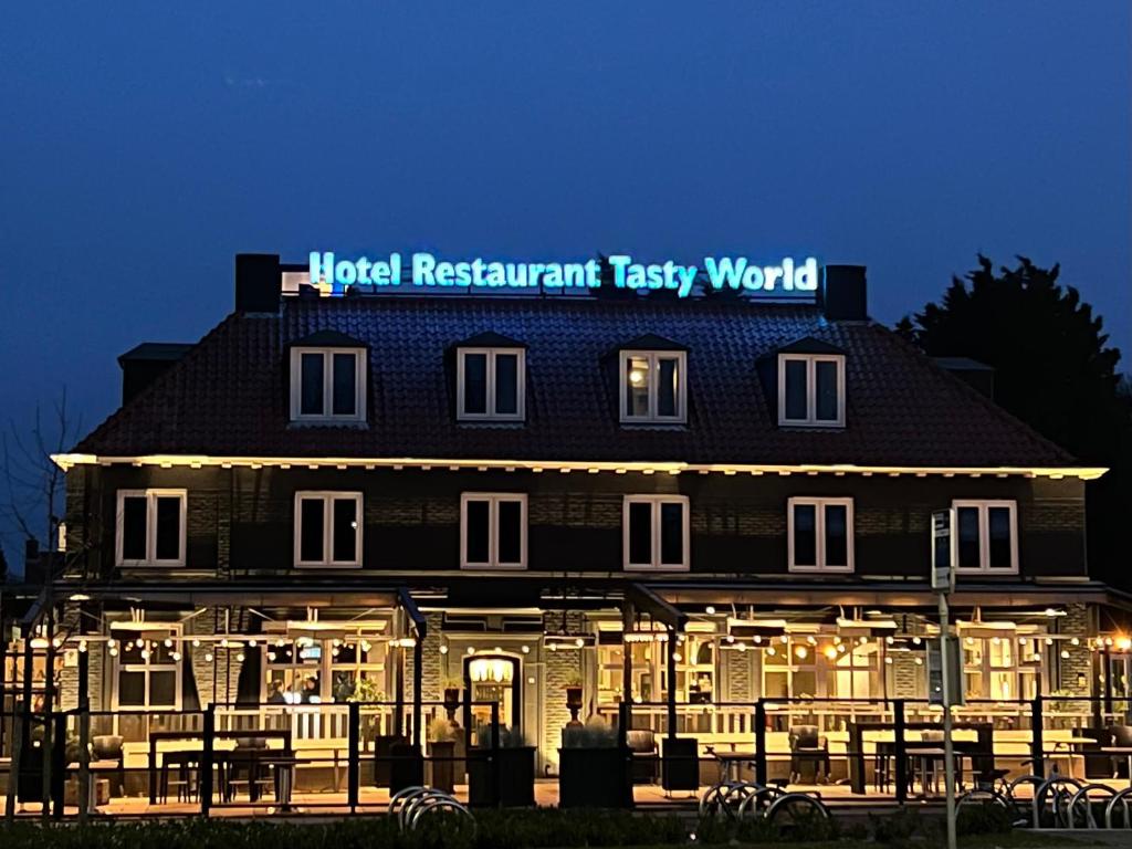 un edificio con un letrero que lee restaurante hotel mundo fácil en Tasty World en Hoogerheide