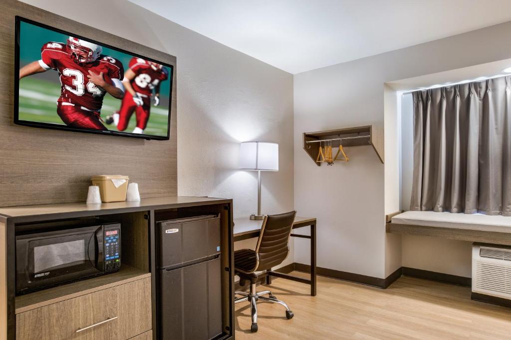 Red Roof Inn PLUS+ & Suites Savannah – I-95 photo