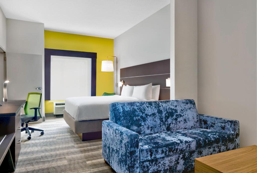 Holiday Inn Express Hotel & Suites Kansas City - Grandview by IHG - King Suite With Roll-in Shower - Mobility Access