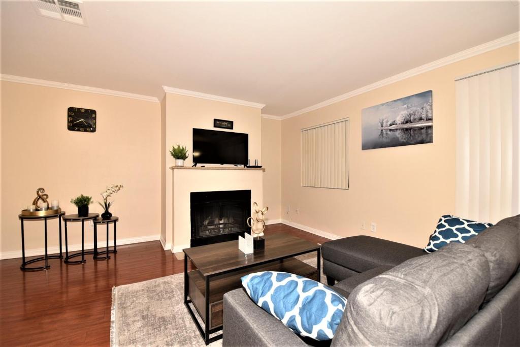 Lovely 2 Bedroom Condo With Indoor Fireplace - Housity