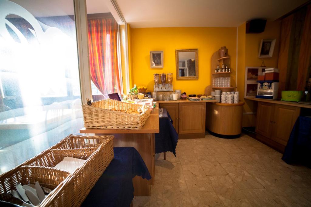 Kuchyň nebo kuchyňský kout v ubytování Le Grand Hôtel de Besse
