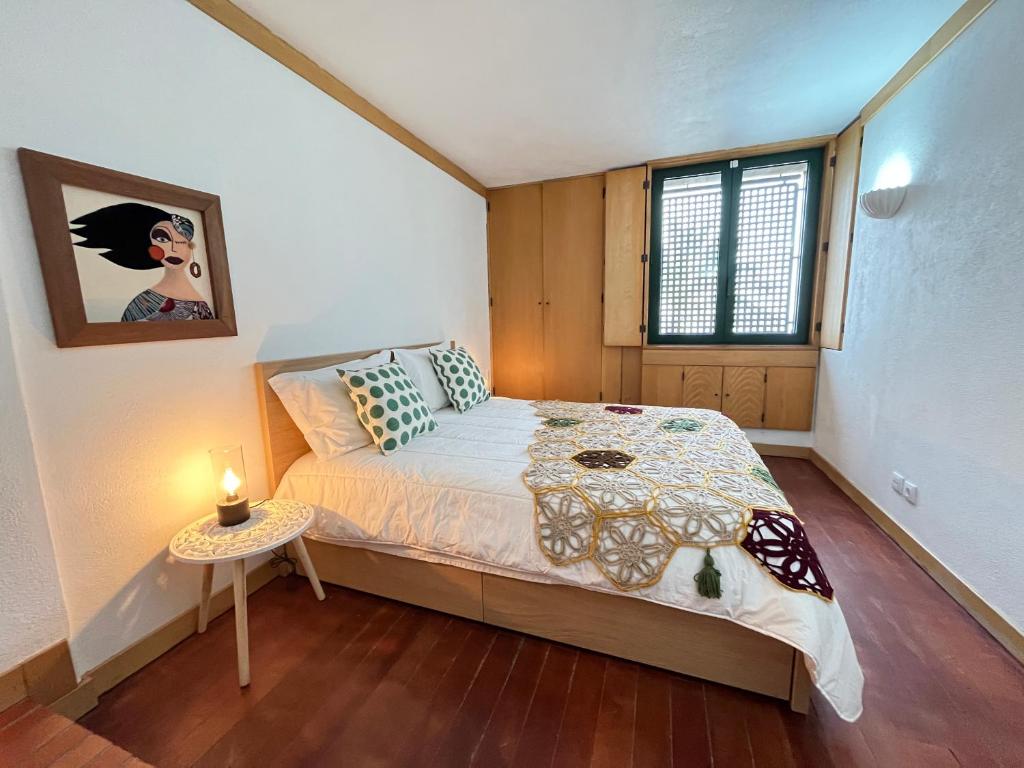 Habitación pequeña con cama y ventana en California Beach Apartment by Trip2Portugal, en Sesimbra