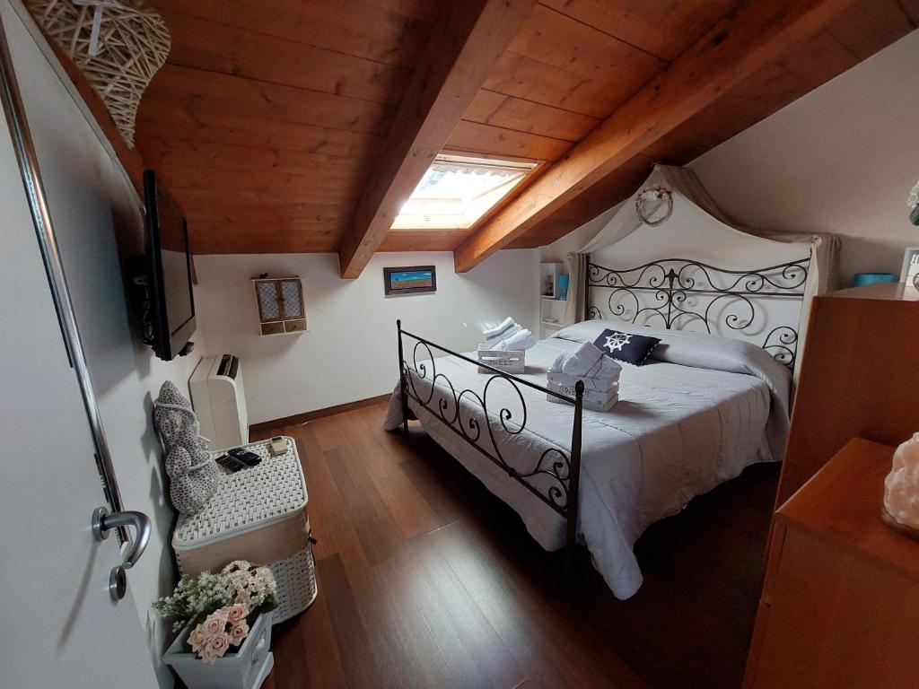 ein Schlafzimmer mit einem Bett und einem Stuhl in einem Zimmer in der Unterkunft Le Camere della Casa di Tessa nel Borgo Antico in Termoli