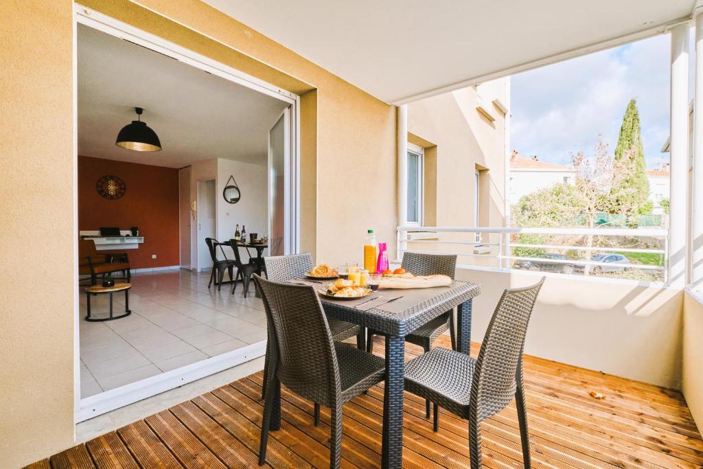 une salle à manger avec une table et des chaises dans l'établissement Tout confort ! Calme, Climatisation, Piscine, Parking Gratuit, Grande Terrasse, Netflix, Wifi, à Carcassonne