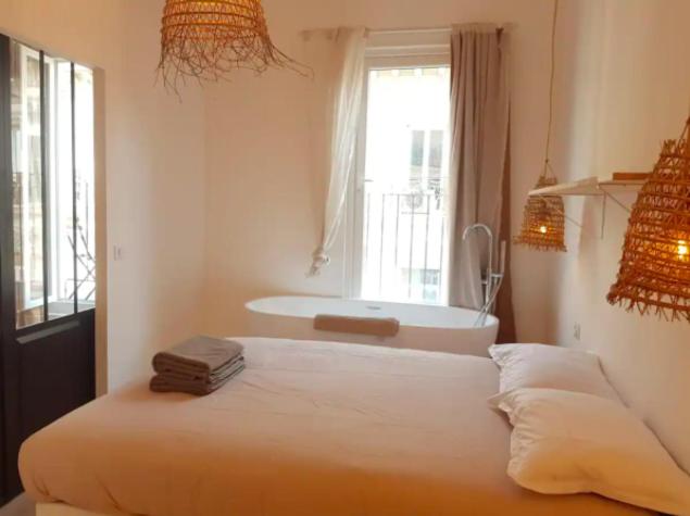 um quarto com uma cama e uma banheira em LaFrenchCasa Canebière em Marselha