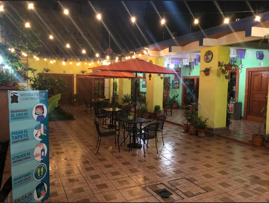 ein Restaurant mit Tischen und Stühlen in einem Gebäude in der Unterkunft Hotel Posada "Mi Rosita" in Oaxaca de Juárez