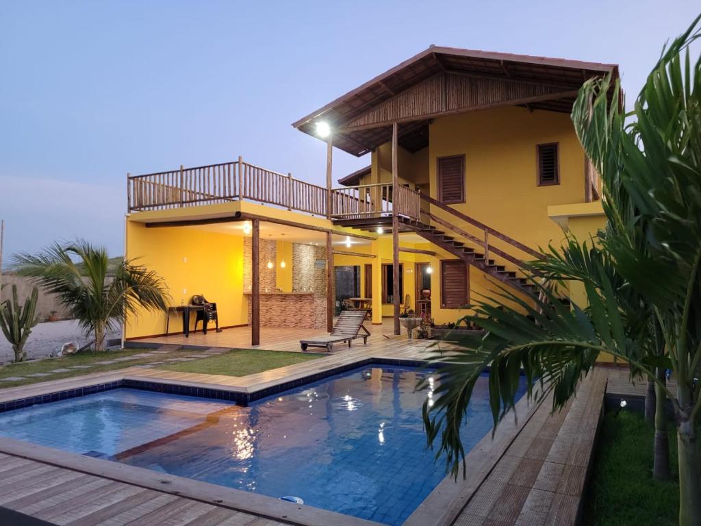 福廷的住宿－Recanto Casa de Mila，房屋前有游泳池的房子