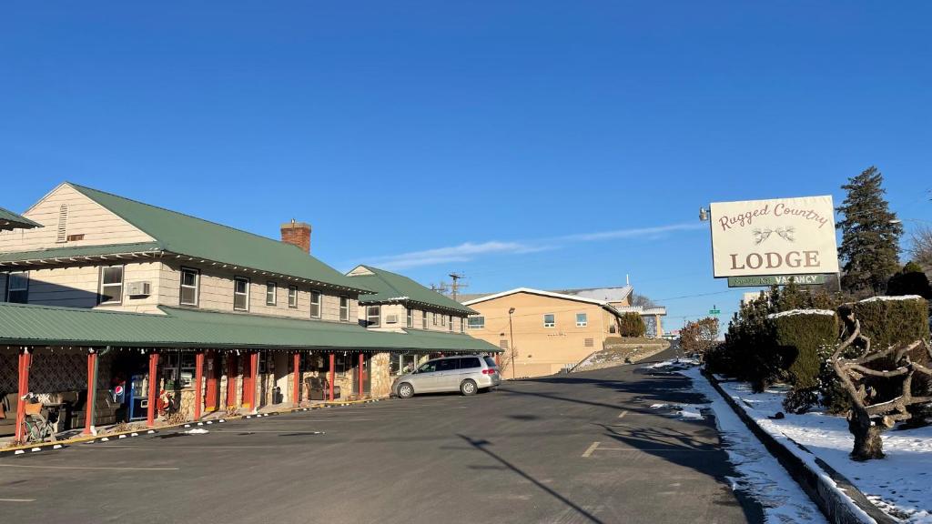 a street in a small town with a hotel sign at Rugged Country Lodge in Pendleton