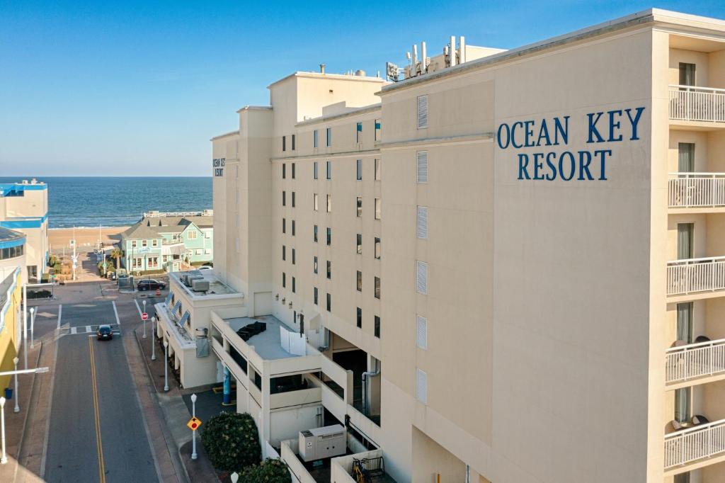 Ocean Key Resort by VSA Resorts في فرجينيا بيتش: علامة منتجع مفتاح المحيط على جانب المبنى