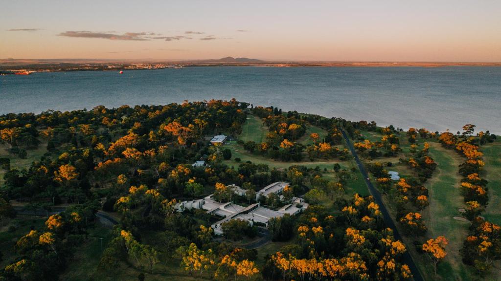 Vue aérienne d'une maison sur une île dans l'eau dans l'établissement Eden Oak Geelong, à Geelong