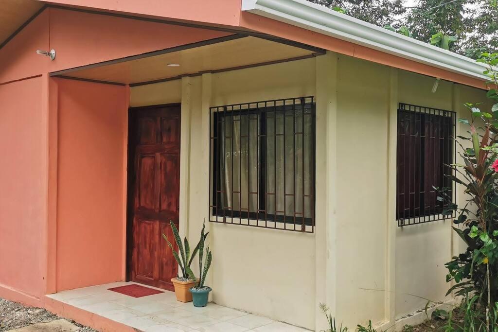 uma pequena casa com um vermelho e branco em Starfish Cahuita's House - Casa Vacacional em Cahuita