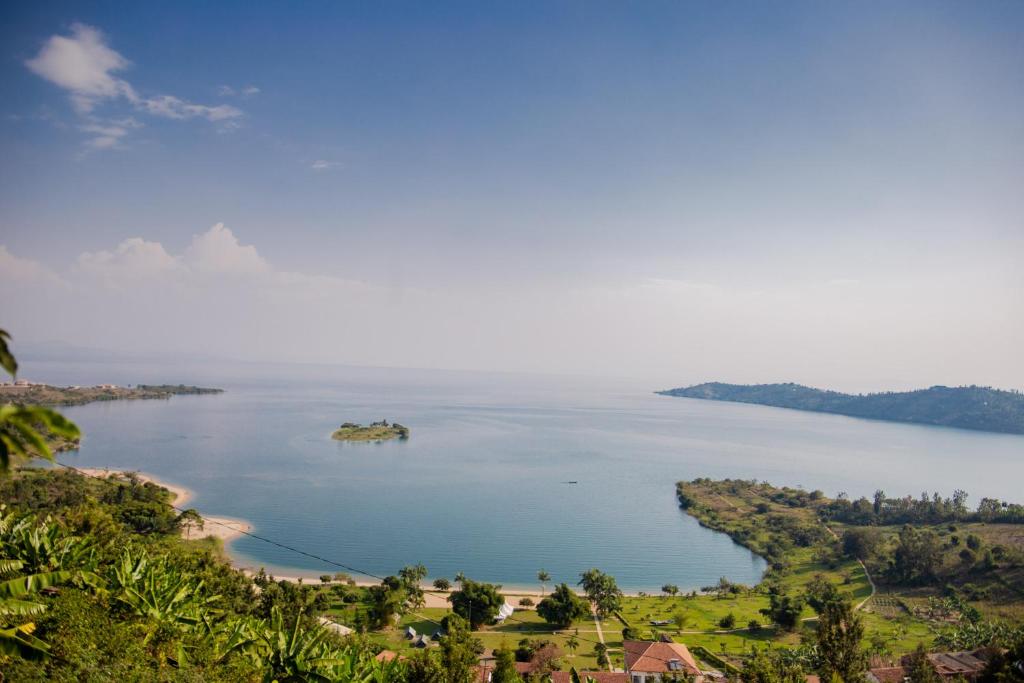 uma ilha no meio de um grande corpo de água em Room in Guest room - Rushel Kivu Resort Ltd 