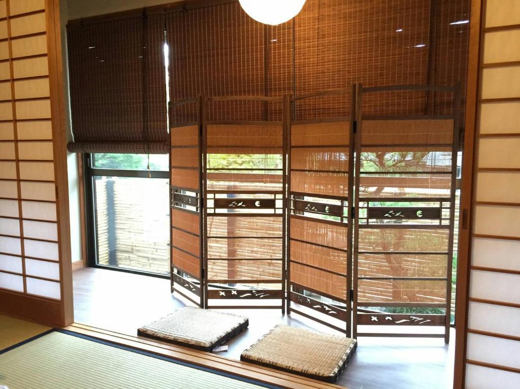 a room with two bunk beds in a window at 金閣荘 in Kyoto