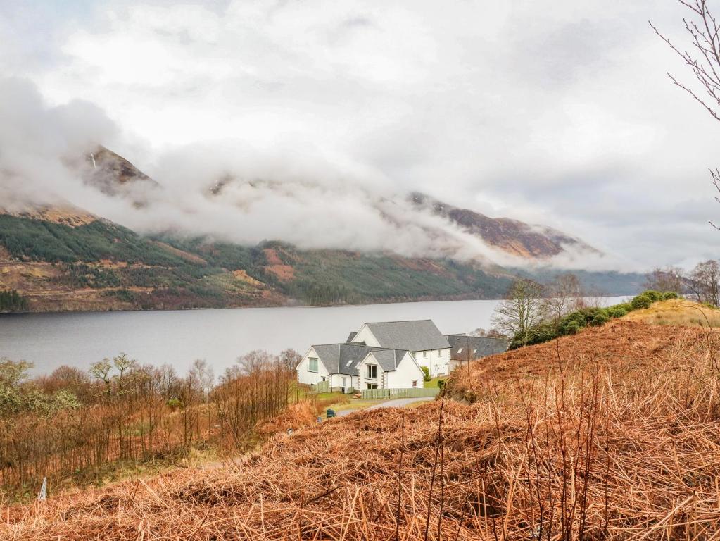 una casa en una colina junto a un lago en Lochy Lookout en Spean Bridge