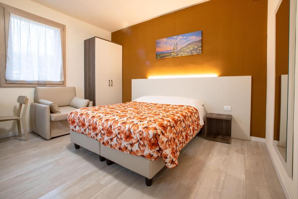 - une chambre avec un lit et une chaise dans l'établissement Tenuta da Rino - Agriturismo Barco Menti, à Vicence