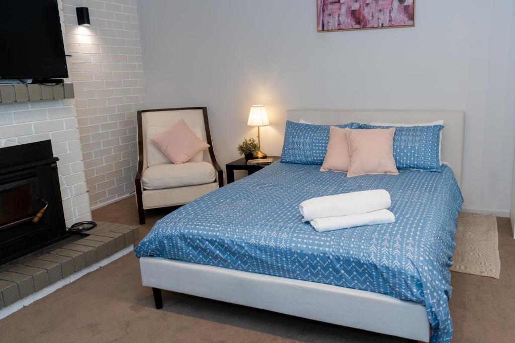 Katil atau katil-katil dalam bilik di Cozy and Spacious Studio with Sunny Deck