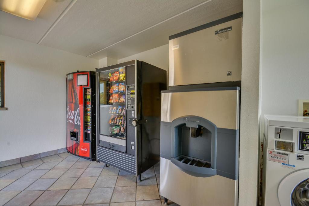 une chambre avec deux réfrigérateurs et un distributeur automatique dans l'établissement Motel 6-Birmingham, AL, à Birmingham