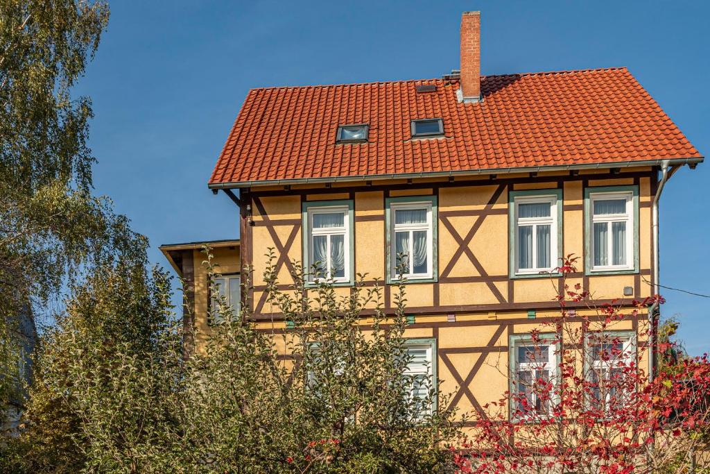 ヴェルニゲローデにあるFerienwohnung Margotの赤屋根の黄色い家