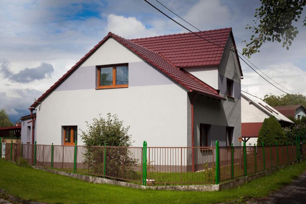 une maison blanche avec un toit rouge dans l'établissement Chata Nový Ples, à Nový Ples